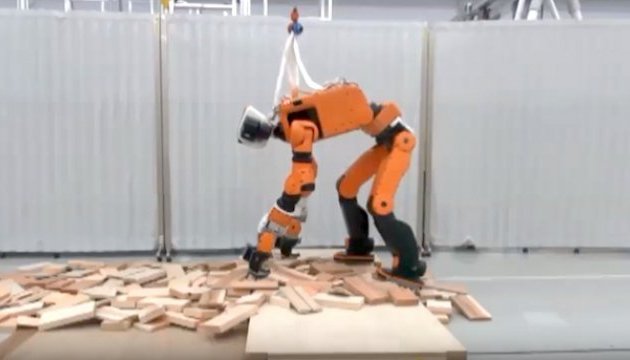 Honda показала новый прототип робота-спасателя Honda показала новый прототип робота-спасателя