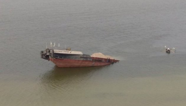 На Каховському водосховищі потонула баржа, нафтова пляма – 6 кілометрів