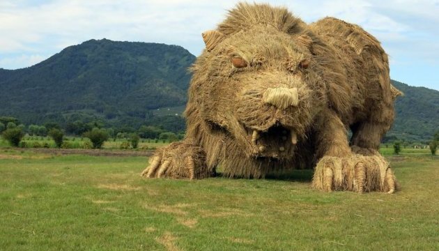 Гігантські тварини з'явилися на полі в Японії  