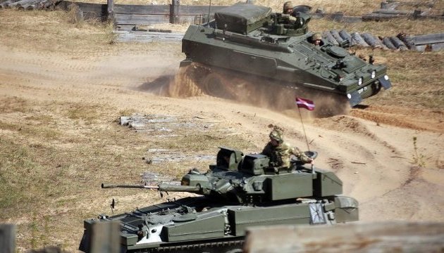 Латвия получила от Британии 65 боевых бронемашин Латвия получила от Британии 65 боевых бронемашин