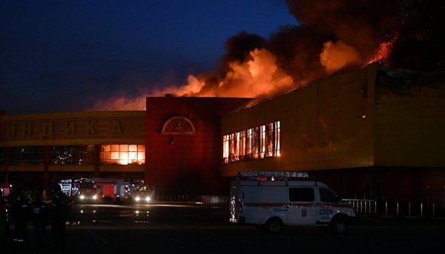 У Москві горить торговельний центр