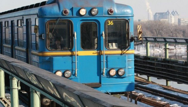 У київському метро під потяг потрапила людина