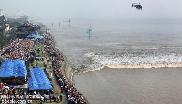 Унікальна припливна хвиля збирає тисячі туристів у Хайніні