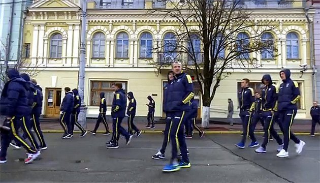 Ukraine national football team strolling around Kyiv before match with Croatia. Video