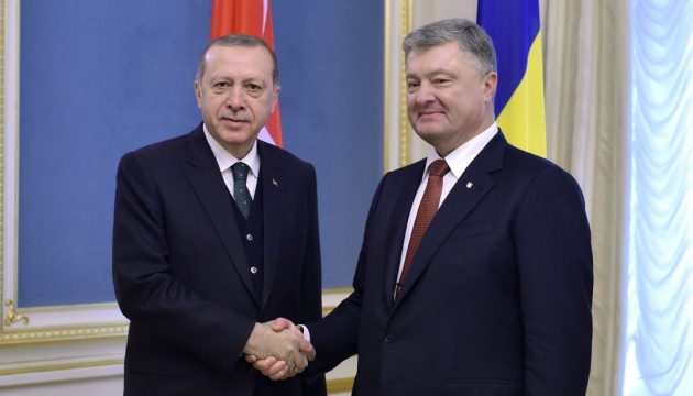 Poroschenko bedankt sich bei Erdogan für Befreiung von Umerow und Tschijgos