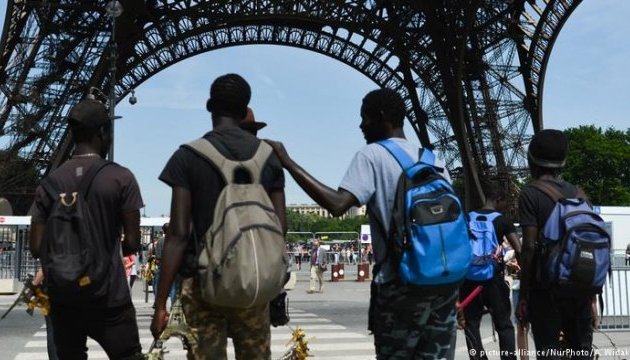 Франція робить жорсткішими правила для мігрантів