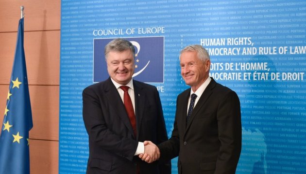 Poroshenko pide al secretario general del Consejo de Europa que participe más activamente en la liberación de los rehenes ucranianos