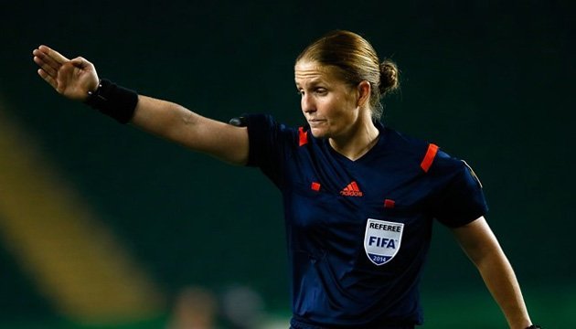 Футбол: вперше жінка-арбітр судитиме матч на чоловічому чемпіонаті світу Футбол: вперше жінка-арбітр судитиме матч на чоловічому чемпіонаті світу