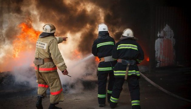 Пожежники з Канади передали 600 захисних костюмів для українських колег