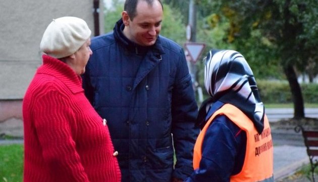 Мер Франківська збирав скарги щодо транспорту просто на зупинці