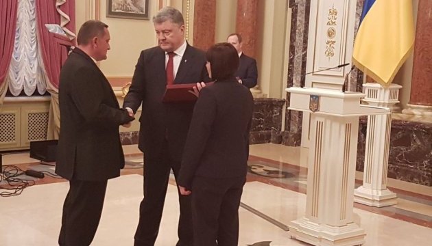 Президент присвоїв звання Героя України загиблому під Дебальцевим командиру Президент присвоїв звання Героя України загиблому під Дебальцевим командиру