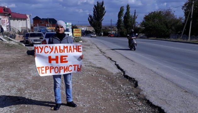 В окупованому Криму затримують людей за одиночні пікети 