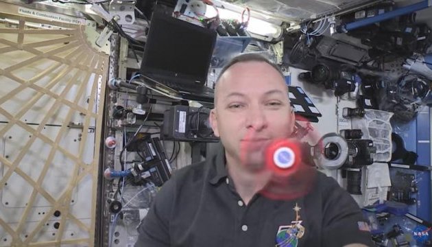 NASA показала, як астронавти розважаються в космосі