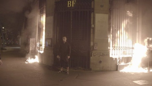 Павленский підпалив Банк Франції 