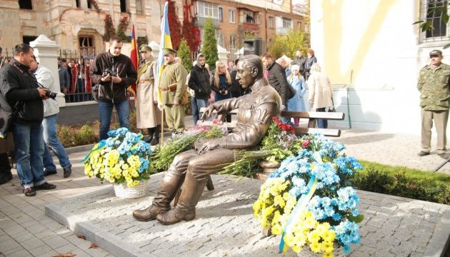 	У Вінниці відкрили перший в країні пам’ятник Симону Петлюрі у повний зріс