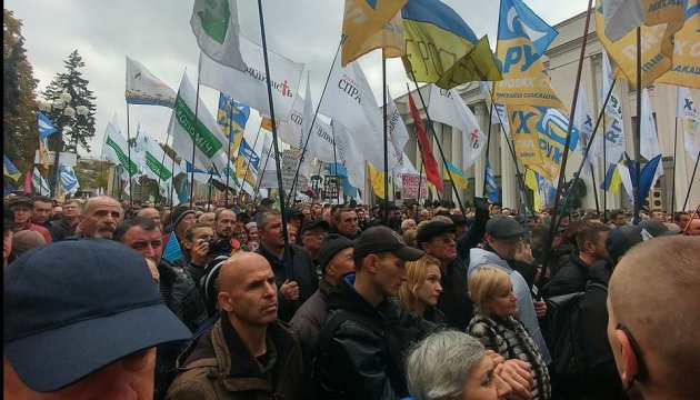Броунівський рух України політичної, або Чому наші партії дробляться