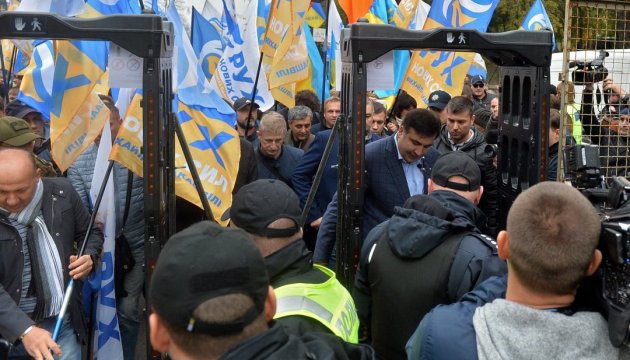 Verletzte bei Auseinandersetzungen vor Parlament Verletzte bei Auseinandersetzungen vor Parlament