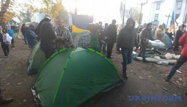 Les manifestants ont installé des tentes devant la Rada