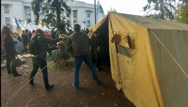 Etwa 500 Protestteilnehmer und Zelte vor Parlament