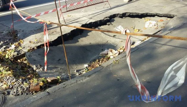 Навпроти посольства Польщі у Києві провалився асфальт