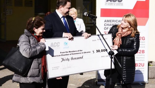 Американські благодійники передали $30 тисяч на обладнання для Охматдиту