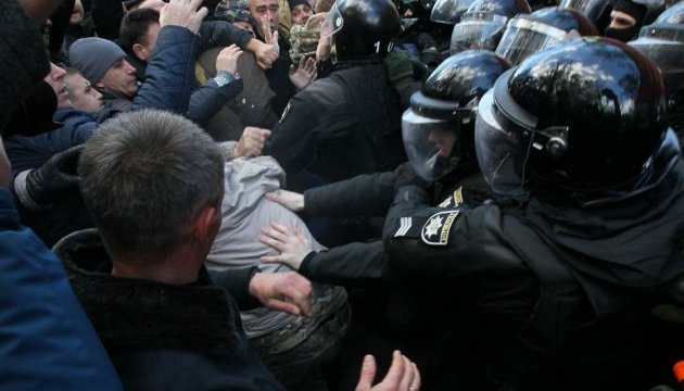 Побиття поліцейського: суд обере запобіжний захід одному з учасників протесту під ВР