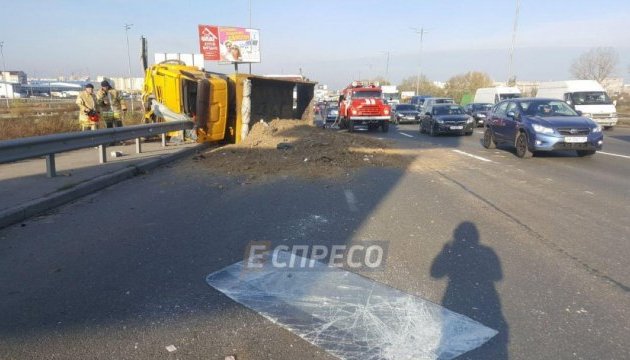 Під Києвом масова аварія: вантажівка протаранила маршрутку і перекинулась