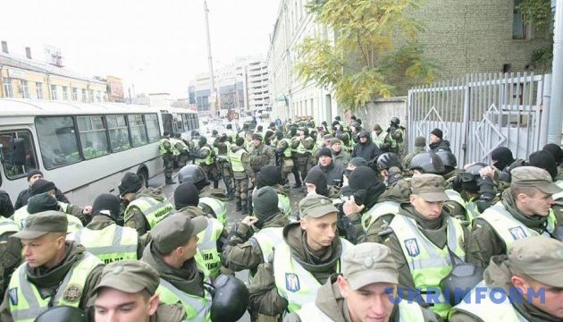 Поліція штурмом взяла суд, де забарикадувались люди Коханівського