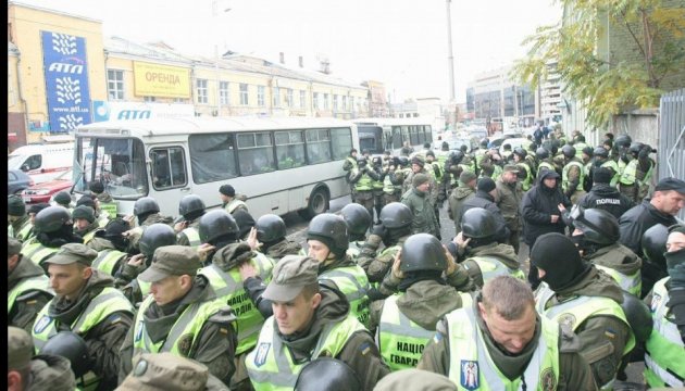 Polizei stürmt verbarrikadierten Gerichtssaal in Kiew - Video