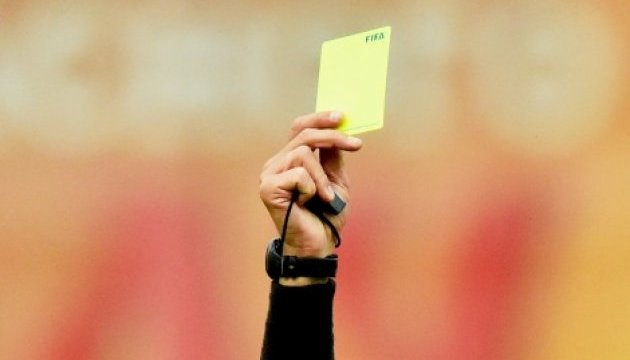 В Україні тепер каратимуть футболістів за навмисні жовті або червоні картки