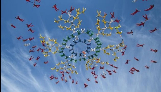 Des parachutistes ukrainiens ont établi un record mondial