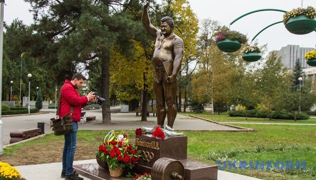 У Запоріжжі відкрили пам’ятник легендарному важкоатлету Леоніду Жаботинському