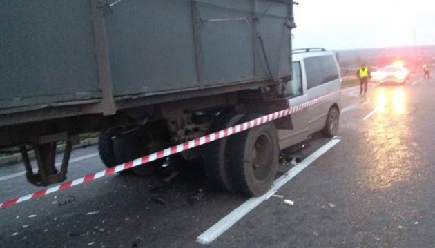 На Миколаївщині зіткнулися мікроавтобус і КамАЗ, семеро постраждалих