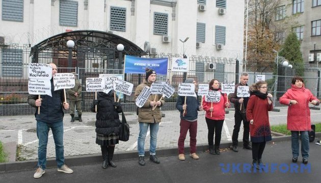 КримSOS знову під посольством РФ – нагадує окупантам про права людей
