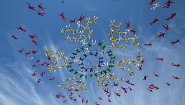 Ukrainians set formation skydiving world record