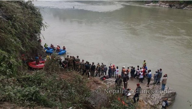 Непальський автобус упав у річку: 14 загиблих, 15 травмованих