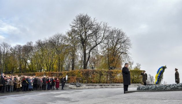 Poroshenko honra la memoria de víctimas de la Segunda Guerra Mundial en el 73º aniversario de la liberación de Ucrania (Foto)