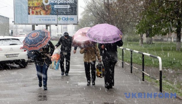 Україну у понеділок штормитиме: дощ зі снігом і сильний вітер