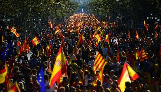 У Барселоні сотні тисяч демонстрантів вийшли підтримати єдність Іспанії