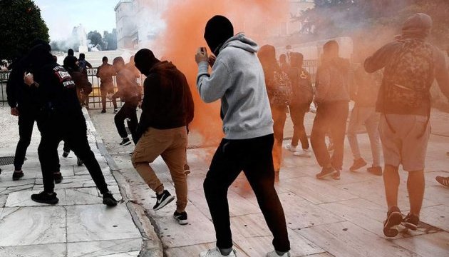 Сутички в Афінах: поліція застосувала сльозогінний газ проти школярів й анархістів
