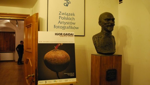 Український майстер фотонатюрмортів привіз виставку до Варшави