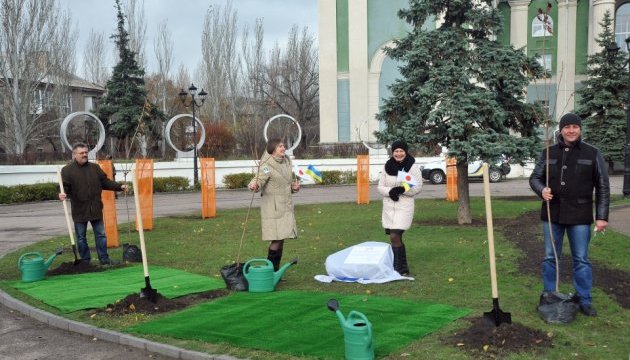 Посол Японії в Україні взяв участь у посадці сакур у Сєвєродонецьку