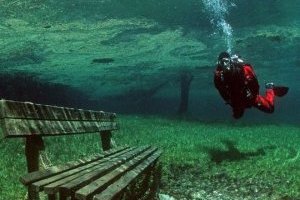 Альпійська Атлантида: в Австрії парк щороку стає озером, а лавочками “користуються” риби