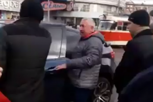 Кияни розправились із чоловіком, який залишив свій BMW на трамвайній колії