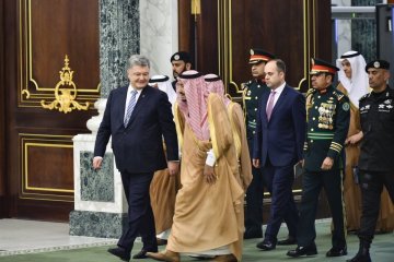 Король Саудівської Аравії вручив Порошенку найвищу нагороду королівства