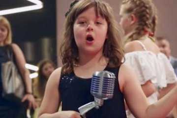 Une petite Ukrainienne atteinte d’autisme a chanté Edith Piaf lors du concours de la chanson (vidéo)