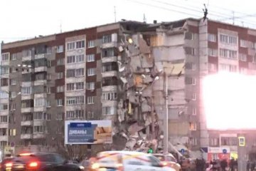 У російському Іжевську обрушився під'їзд житлової багатоповерхівки