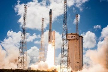 Французская ракета Ariane 5 вывела на орбиту три космических аппарата