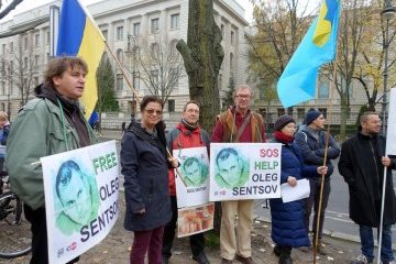 В поддержку Сенцова и Сущенко: PEN-клуб пришел к посольству России в Берлине