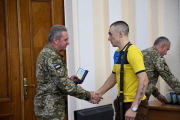 Муженко нагородив бійців АТО - учасників Марафону морської піхоти США